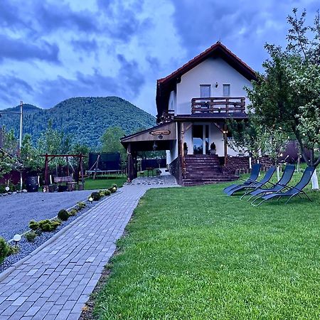 Villa Casa De Sub Hora à Zărneşti Extérieur photo
