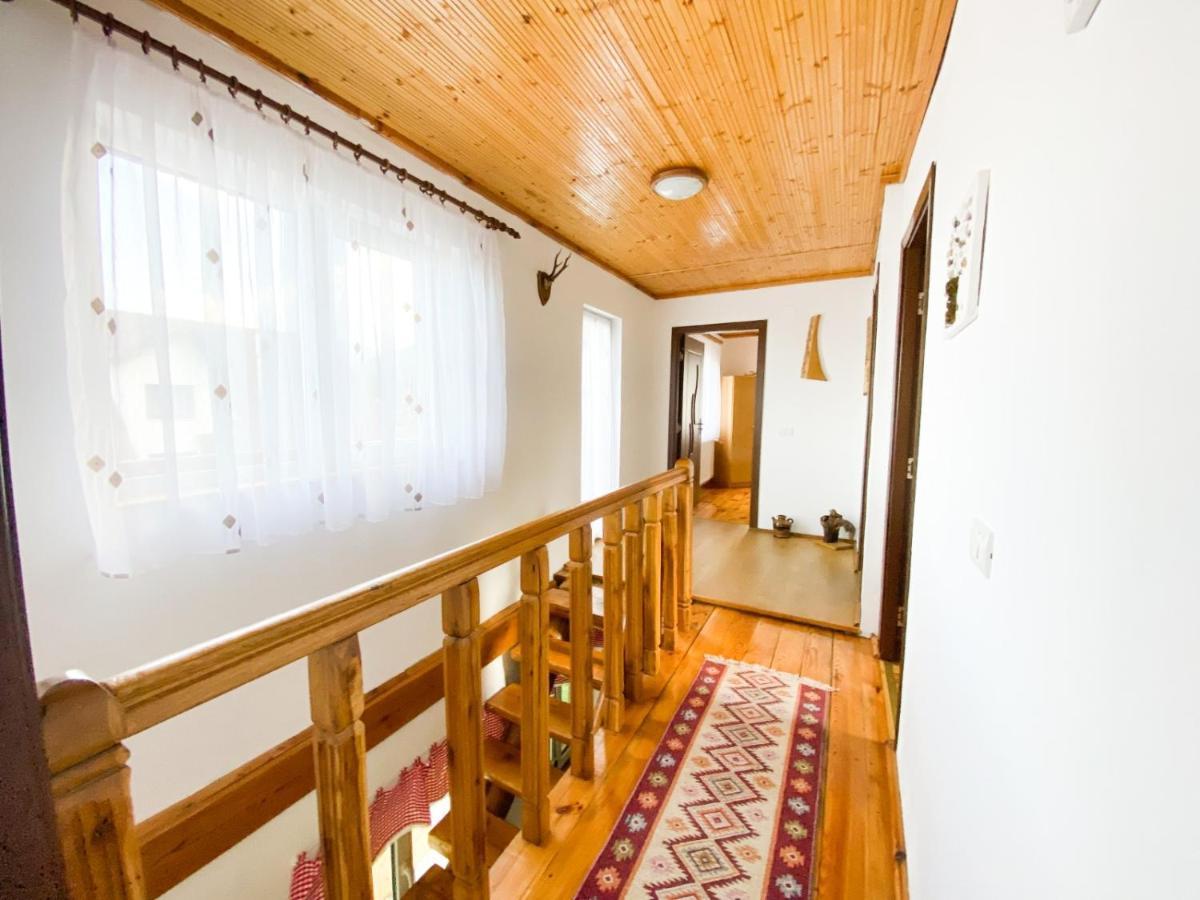 Villa Casa De Sub Hora à Zărneşti Extérieur photo