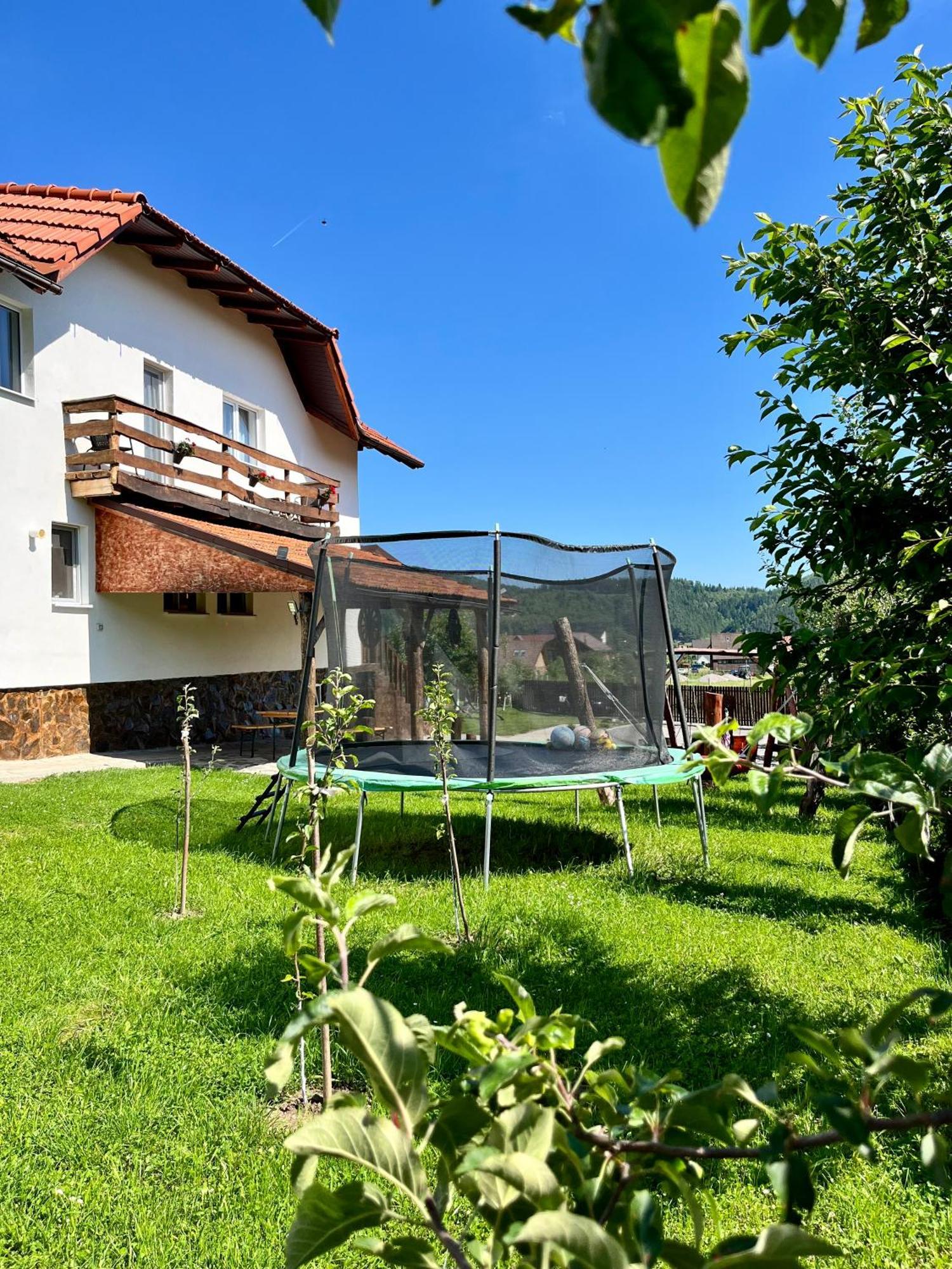 Villa Casa De Sub Hora à Zărneşti Extérieur photo