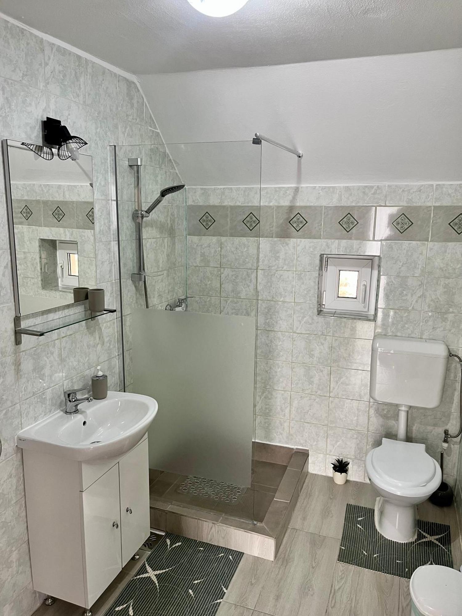Villa Casa De Sub Hora à Zărneşti Extérieur photo